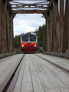 Eisenbahn-Straßen-Brücke über den Piteälv